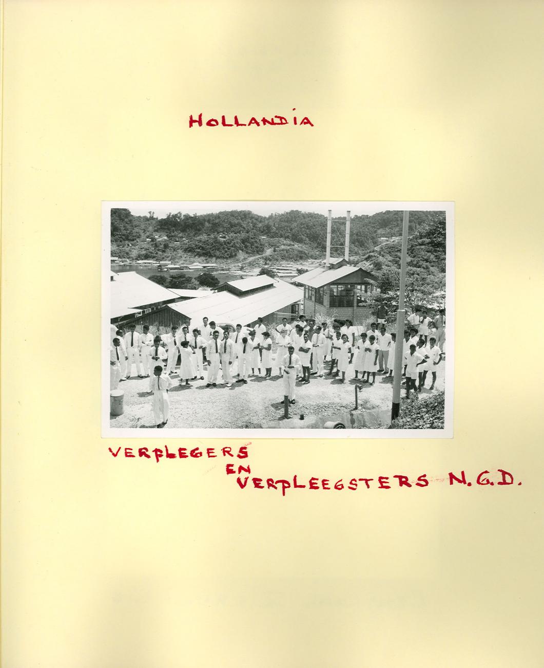 BD/83/49 -
Group portrait of nurses of the NGD at Hollandia