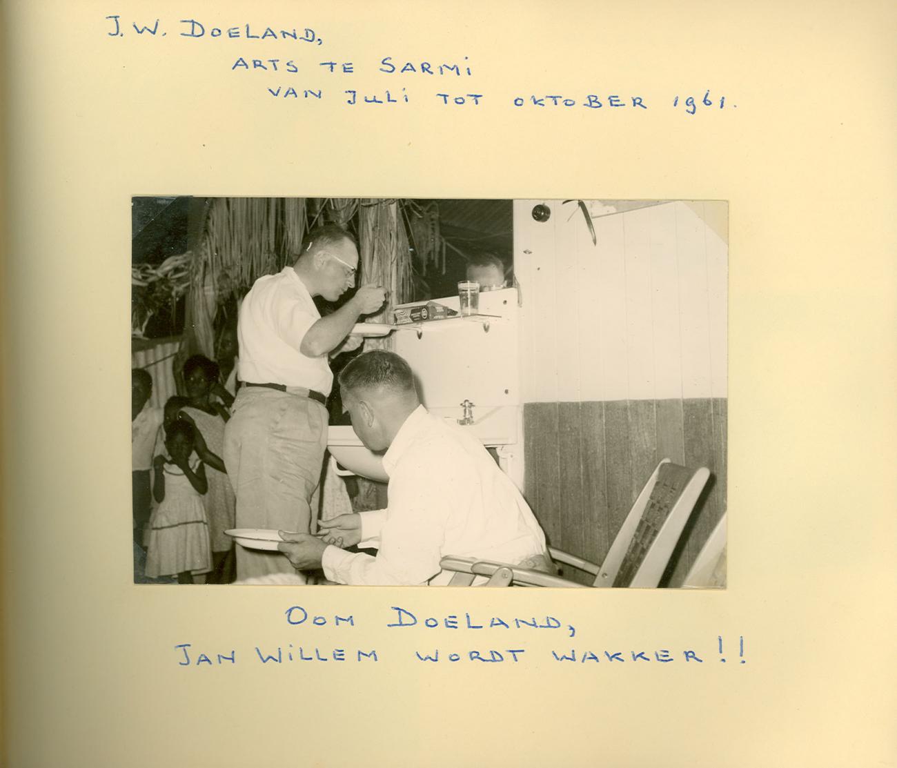 BD/83/67 -
Afscheidsfeest voor een Nederlandse dokter van het ziekenhuis in Sarmi: arts J.W. Doeland