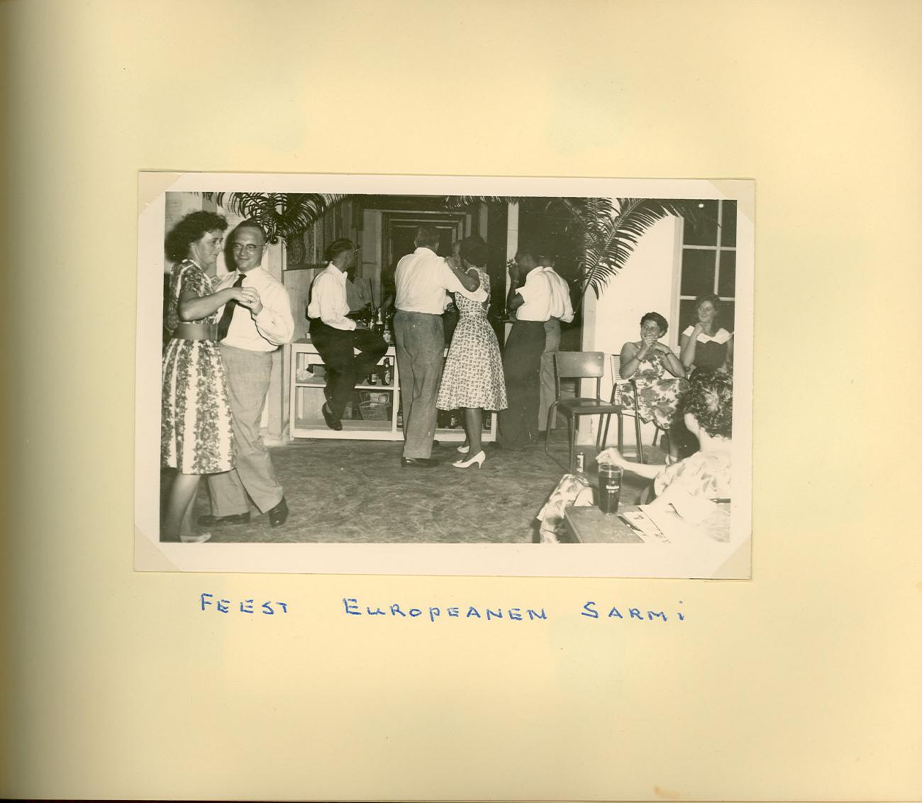BD/83/77 -
Feest van Europeanen in Sarmi