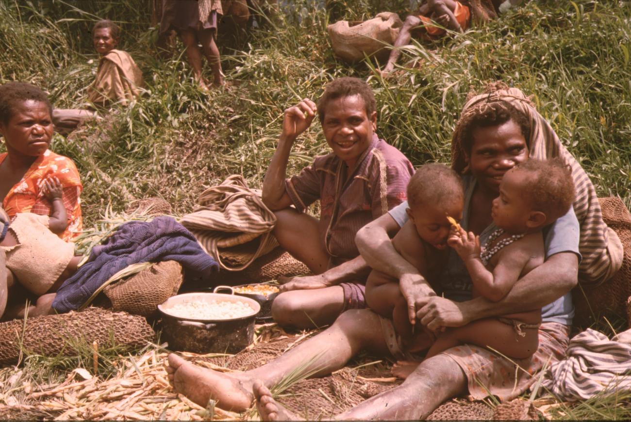 BD/132/118 - 
mannen en kinderen wachten op het eten
