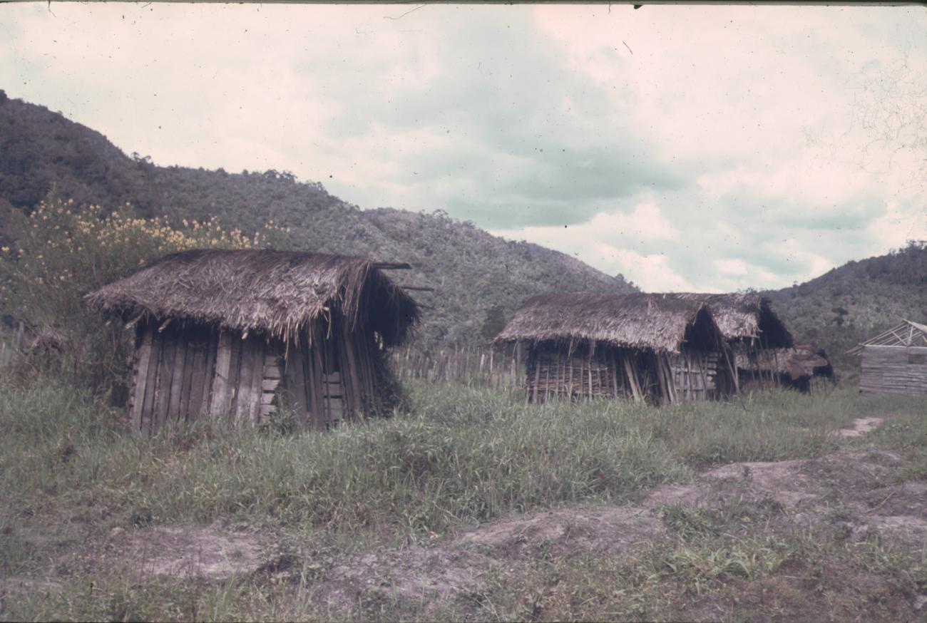 BD/132/121 - 
houten hutten
