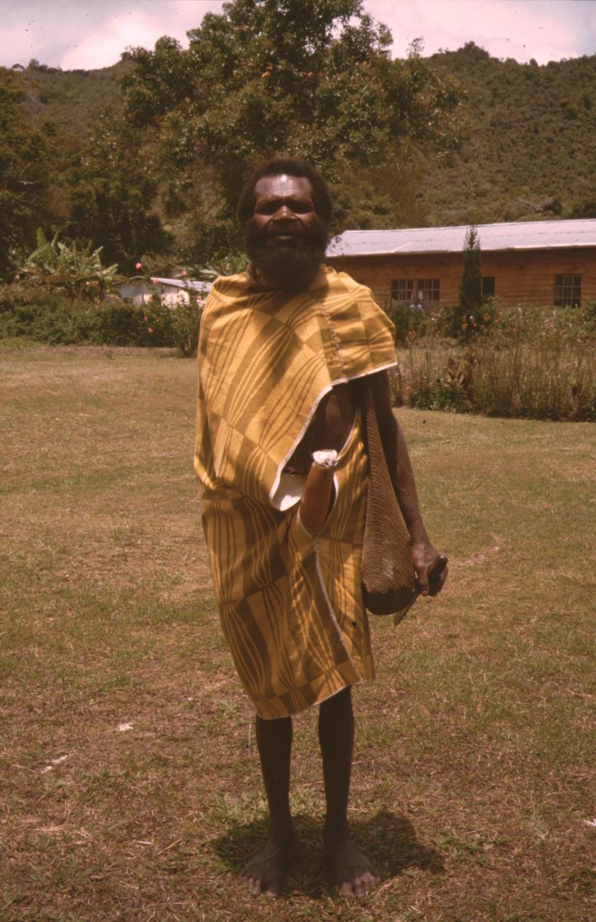 BD/132/135 - 
portret van een man met machete, draagzak en peniskoker
