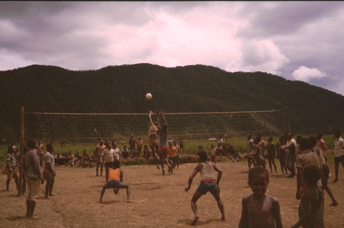 BD/132/175 -
volleybalwedstrijd in Mowanomani kampong in de Kemu vlakte