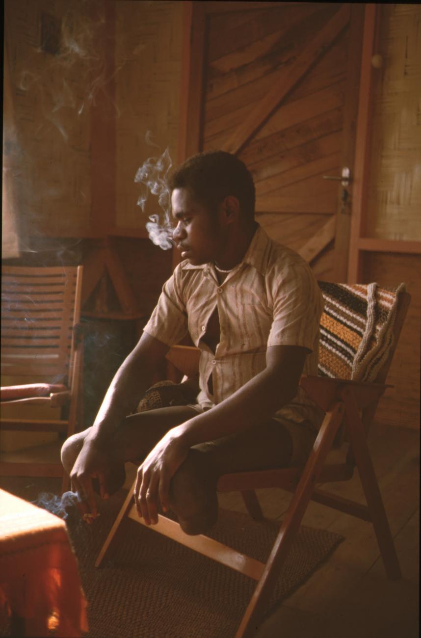 BD/132/179 -
Papua man zonder onderbenen op stoel