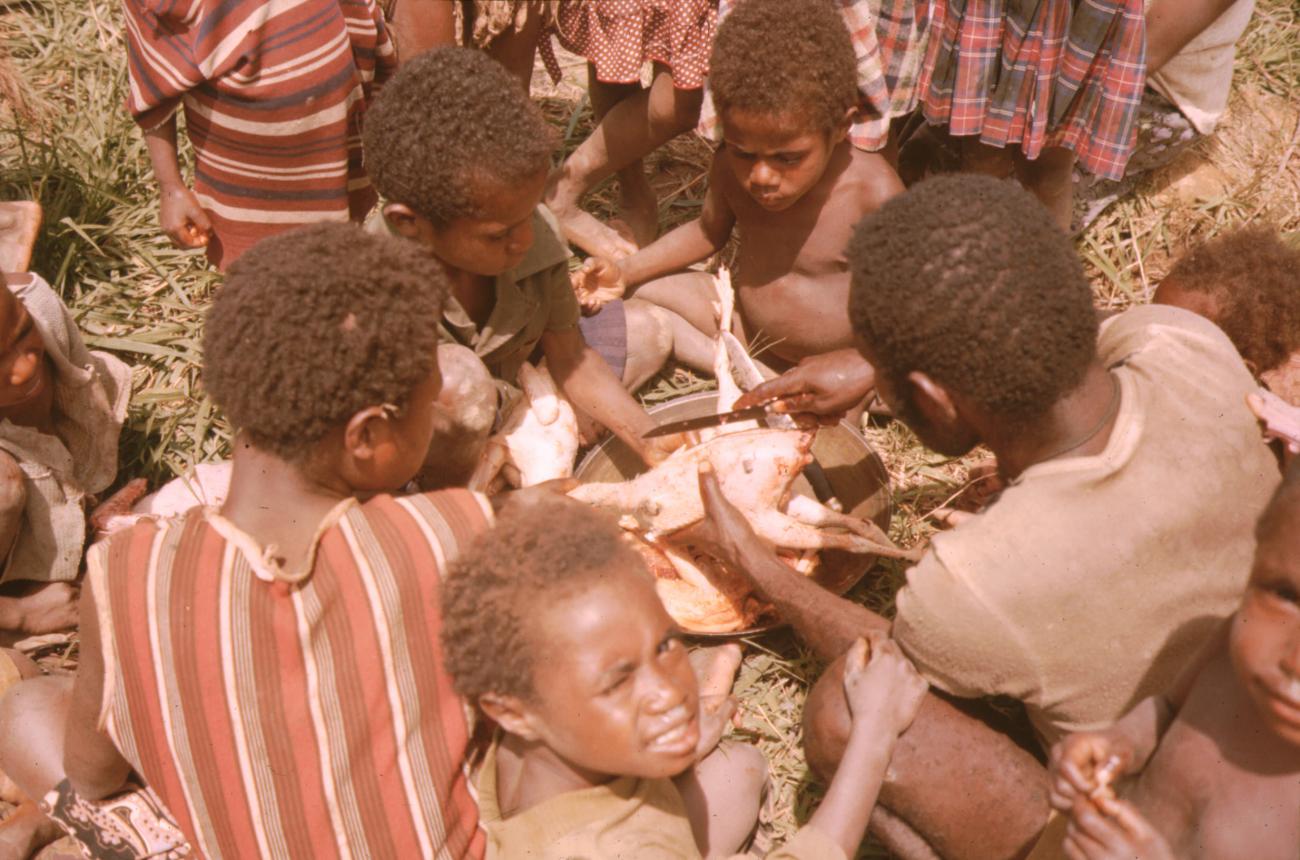 BD/132/21 -
mannen en kinderen die eten aan het voorbereiden zijn
