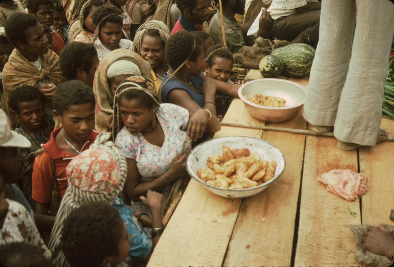 BD/132/23 -
groepsfoto van mensen met eten op tafel