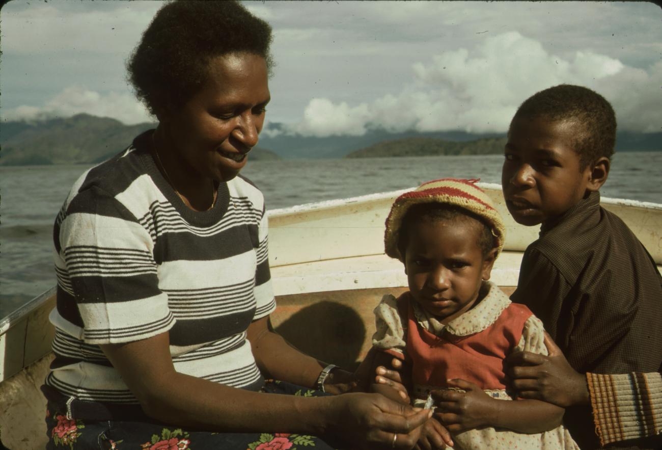 BD/132/248 -
vrouw met twee kinderen in een boot