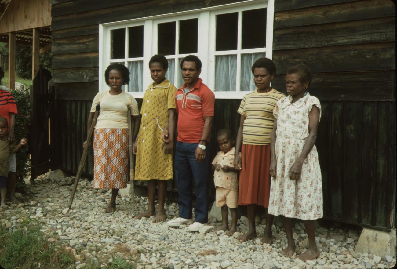 BD/132/28 -
portretfoto van gezin voor een huis