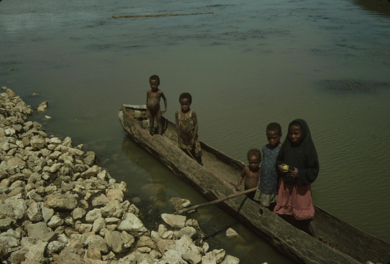 BD/132/45 -
groepsfoto van kinderen in kano, prauw