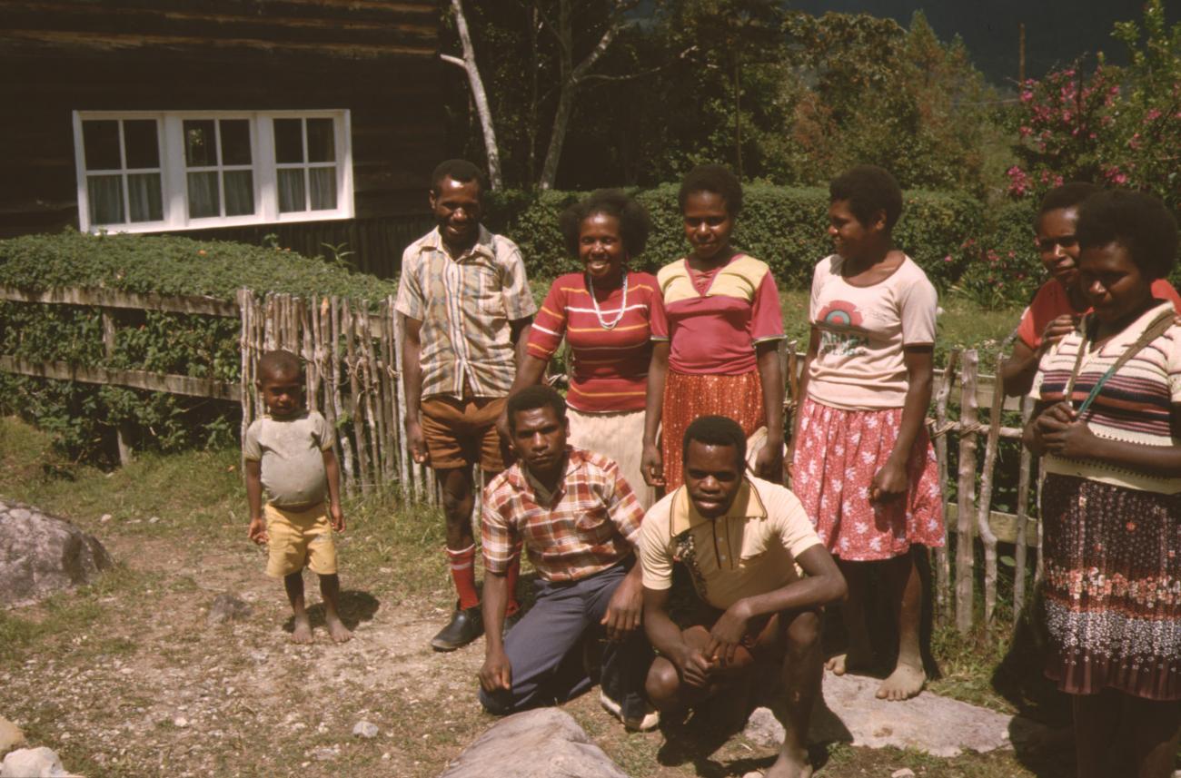 BD/132/47 -
portretfoto van gezin voor huis