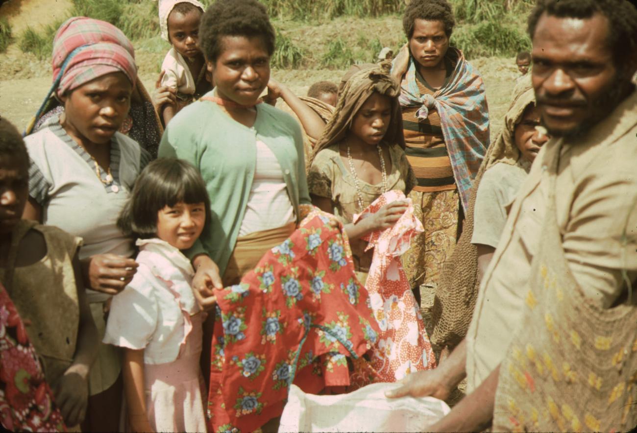 BD/132/51 -
groepsfoto van papua's met kleding