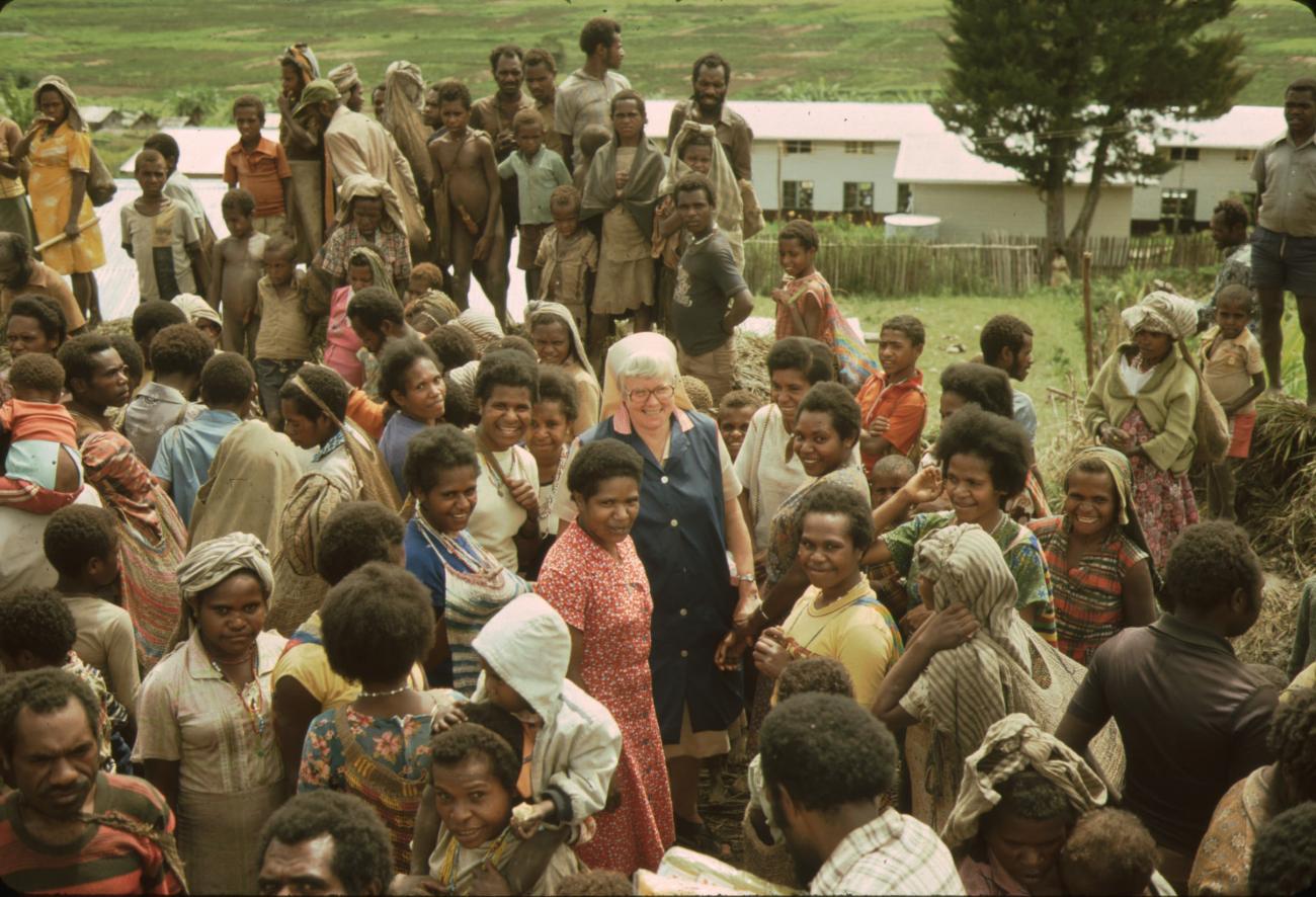 BD/132/54 -
groepsfoto van papua's met missionaris