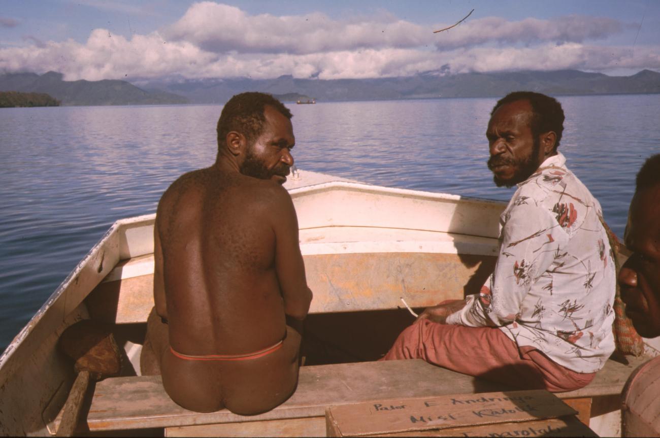 BD/132/93 -
twee mannen voorin de boot
