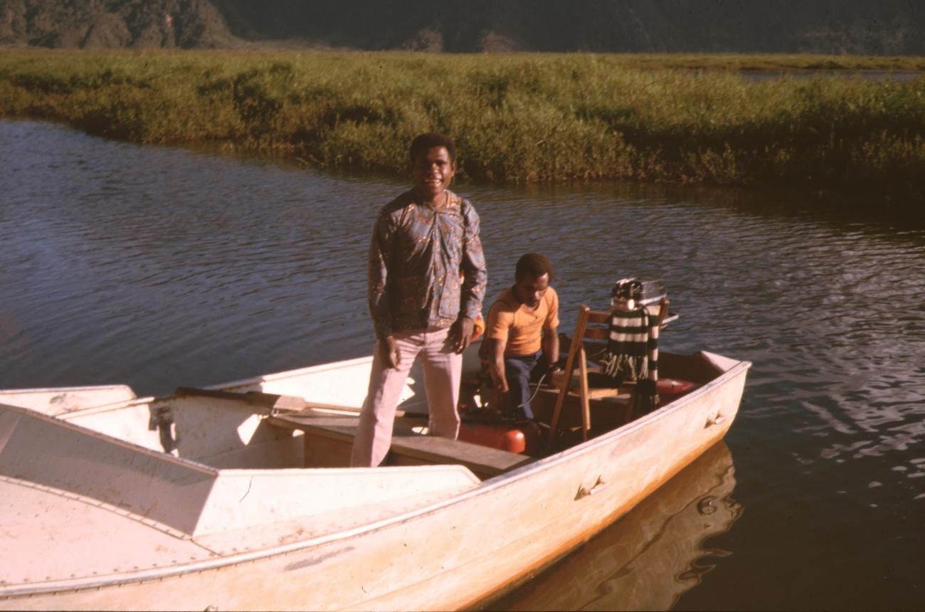 BD/132/94 -
twee mannen in een motorboot