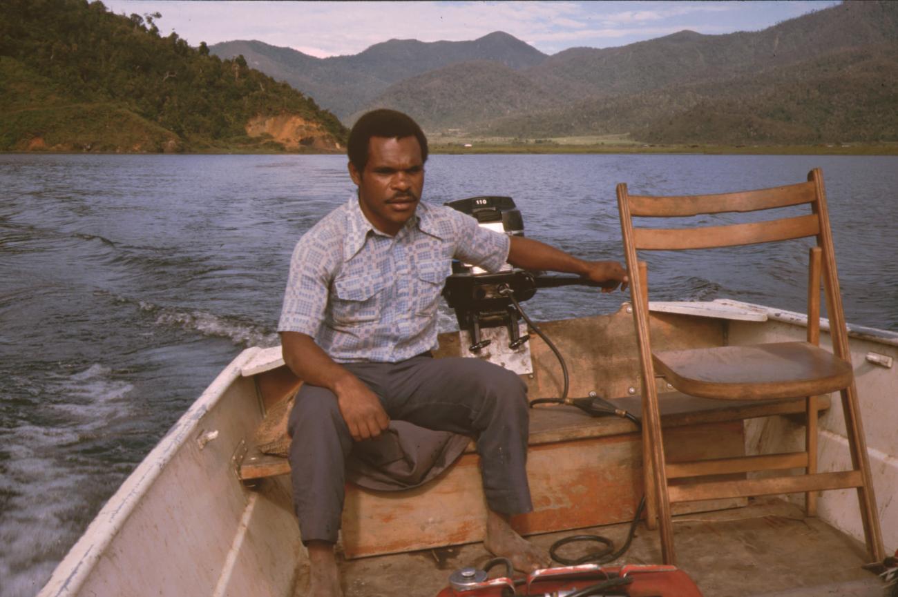 BD/132/95 -
man in een motorboot