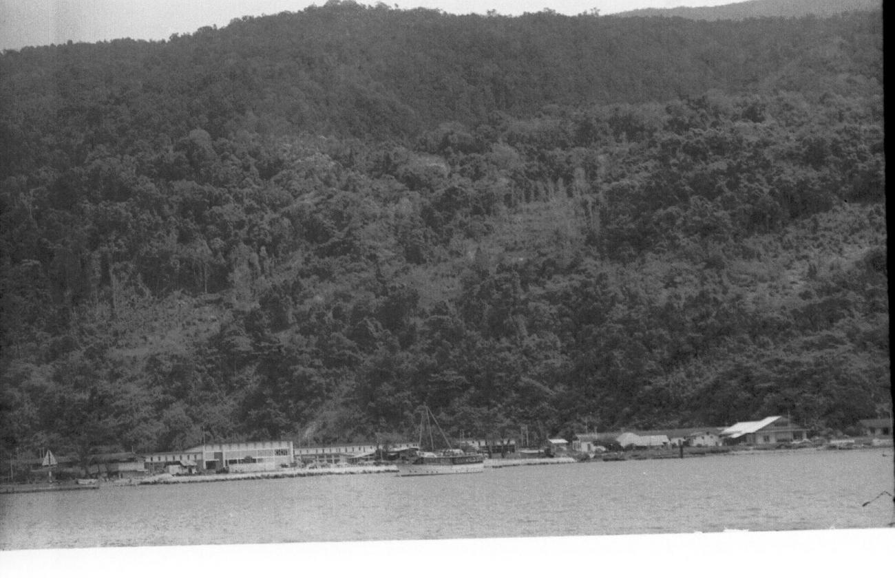 BD/133/104 -
Sarmi-Hollandia: Uitzicht op de haven van Hollandia