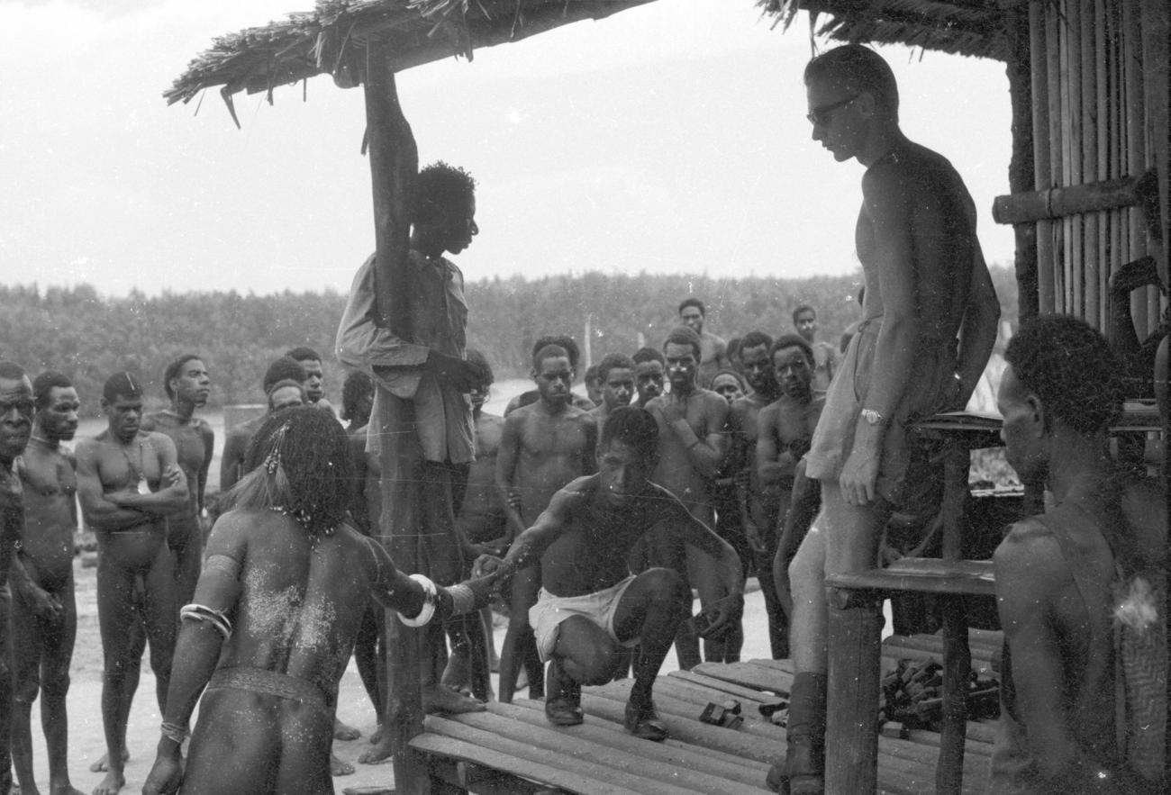 BD/133/1163 - 
Groep Asmat bij uitdeling van goederen
