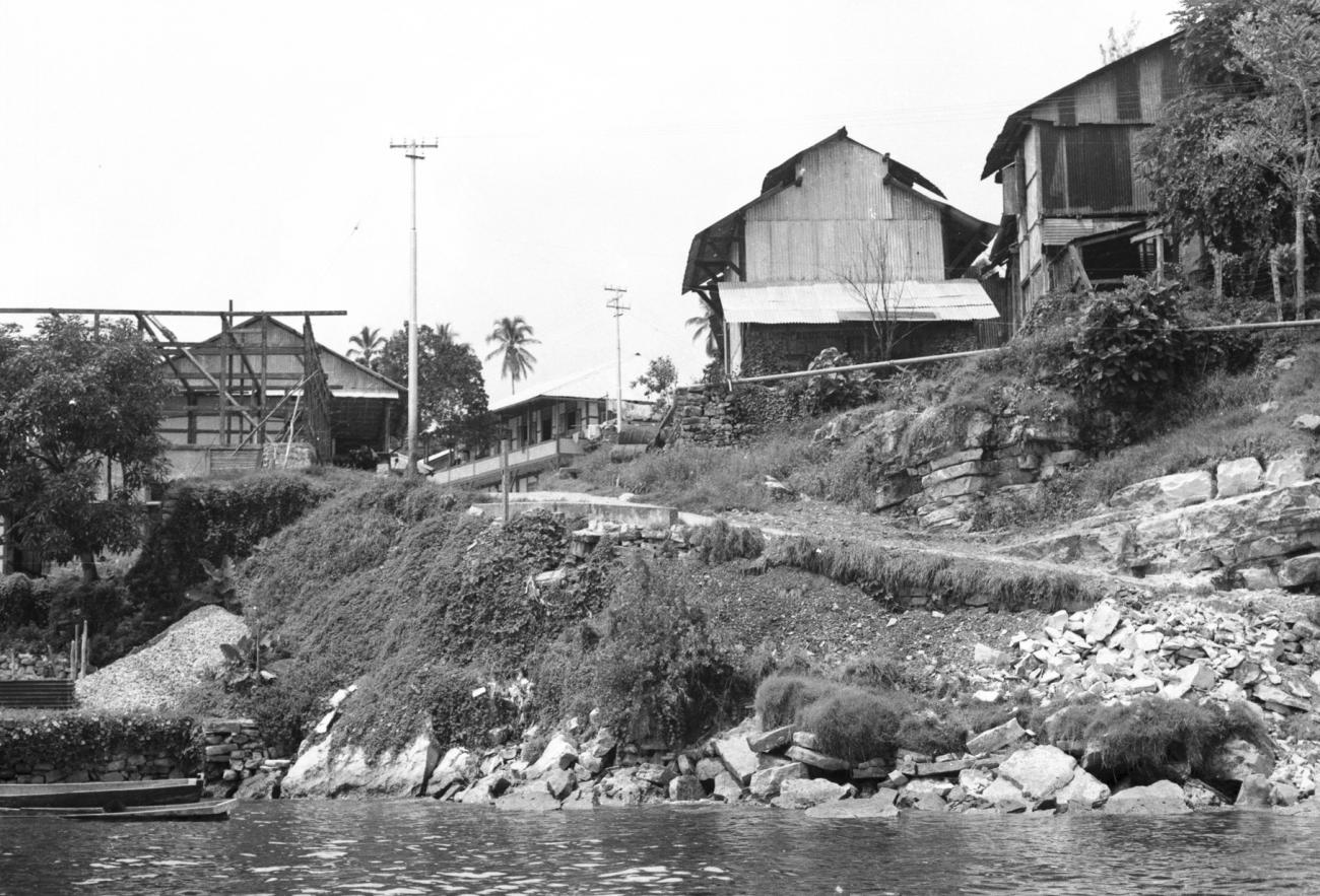 BD/133/1173 -
Fakfak from the water