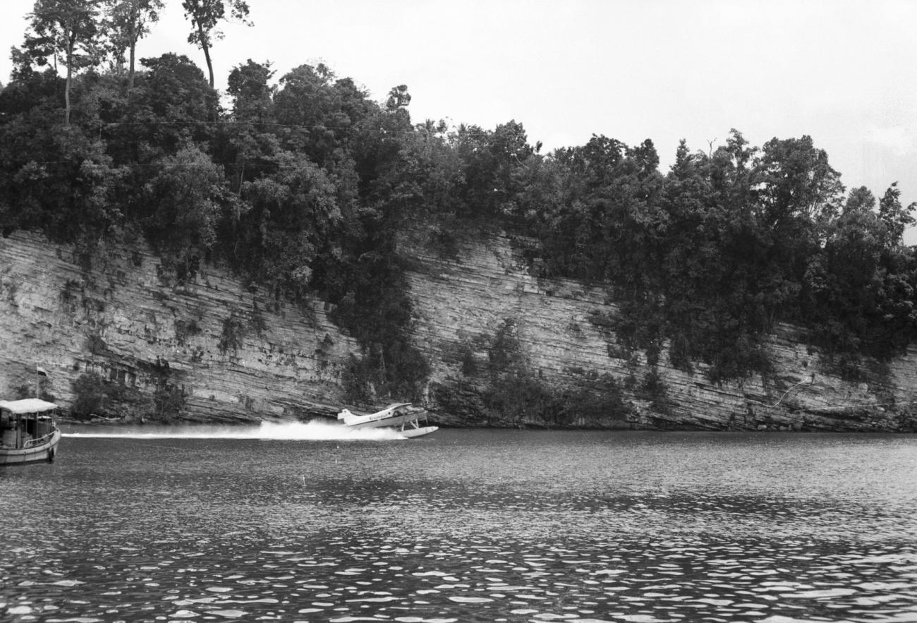 BD/133/1176 - 
Landing seaplane

