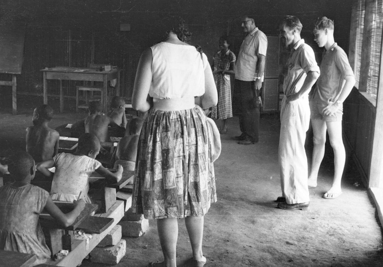 BD/133/144 -
Op bezoek in een school