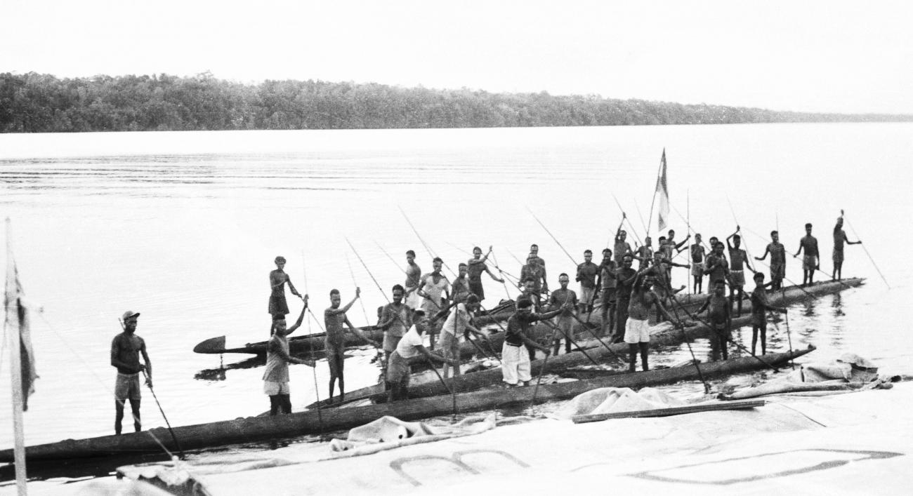BD/133/171 - 
Prauwen met bemanningen op het water
