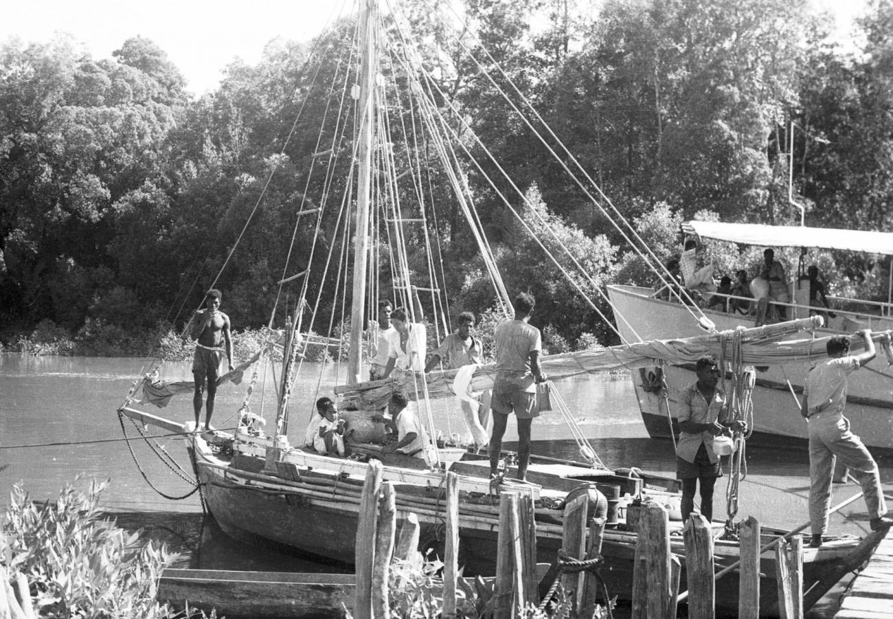 BD/133/190 - 
Boten aan de aanlegsteiger in de haven
