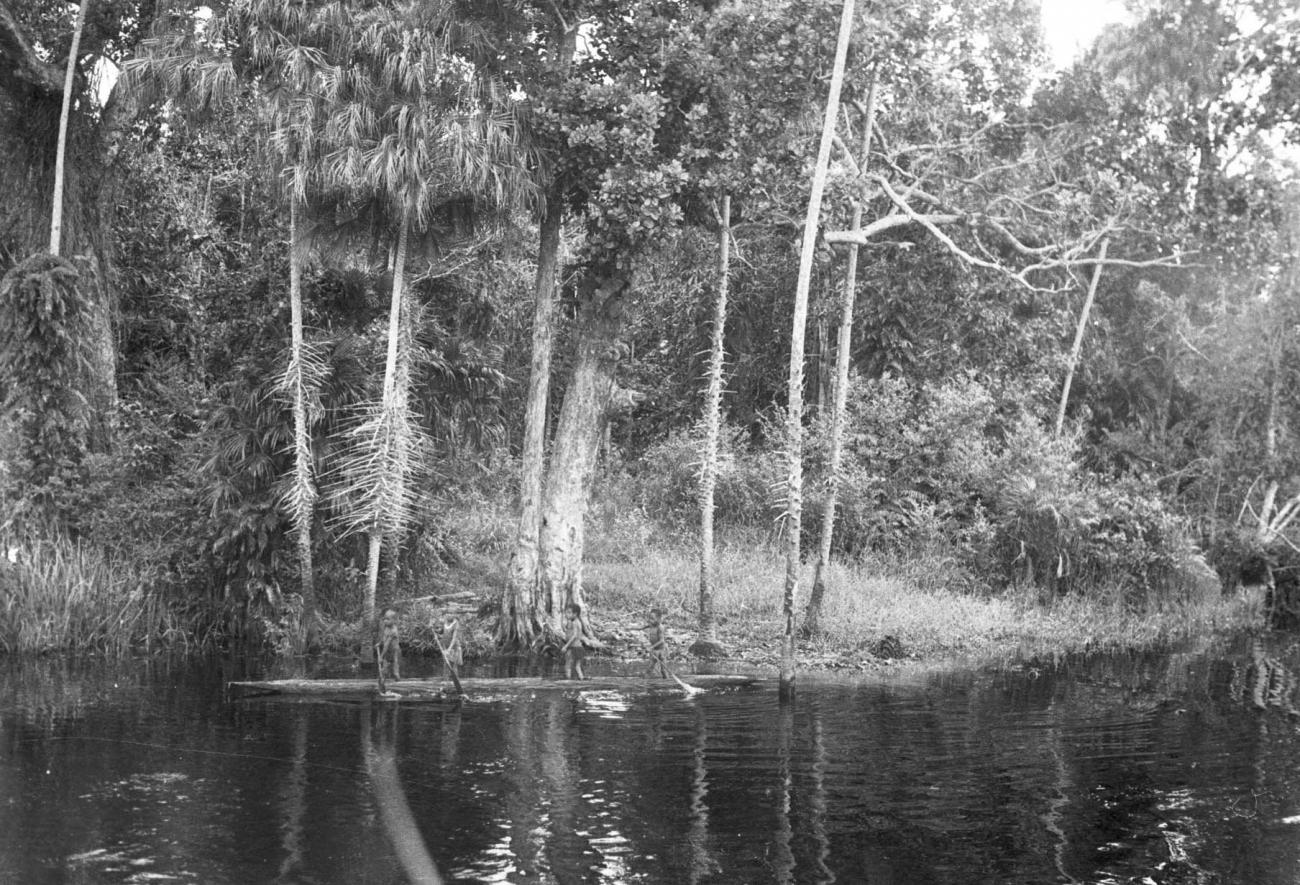 BD/133/254 - 
Kinderen in een prauw aan de oever van de rivier
