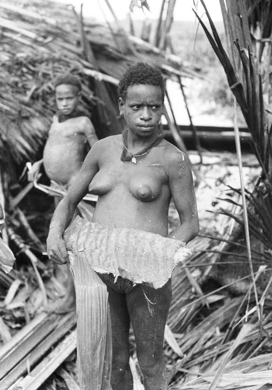 BD/133/295 - 
Tocht Merauke-Kepi-Cook: Vrouw bezig met bananenbladeren
