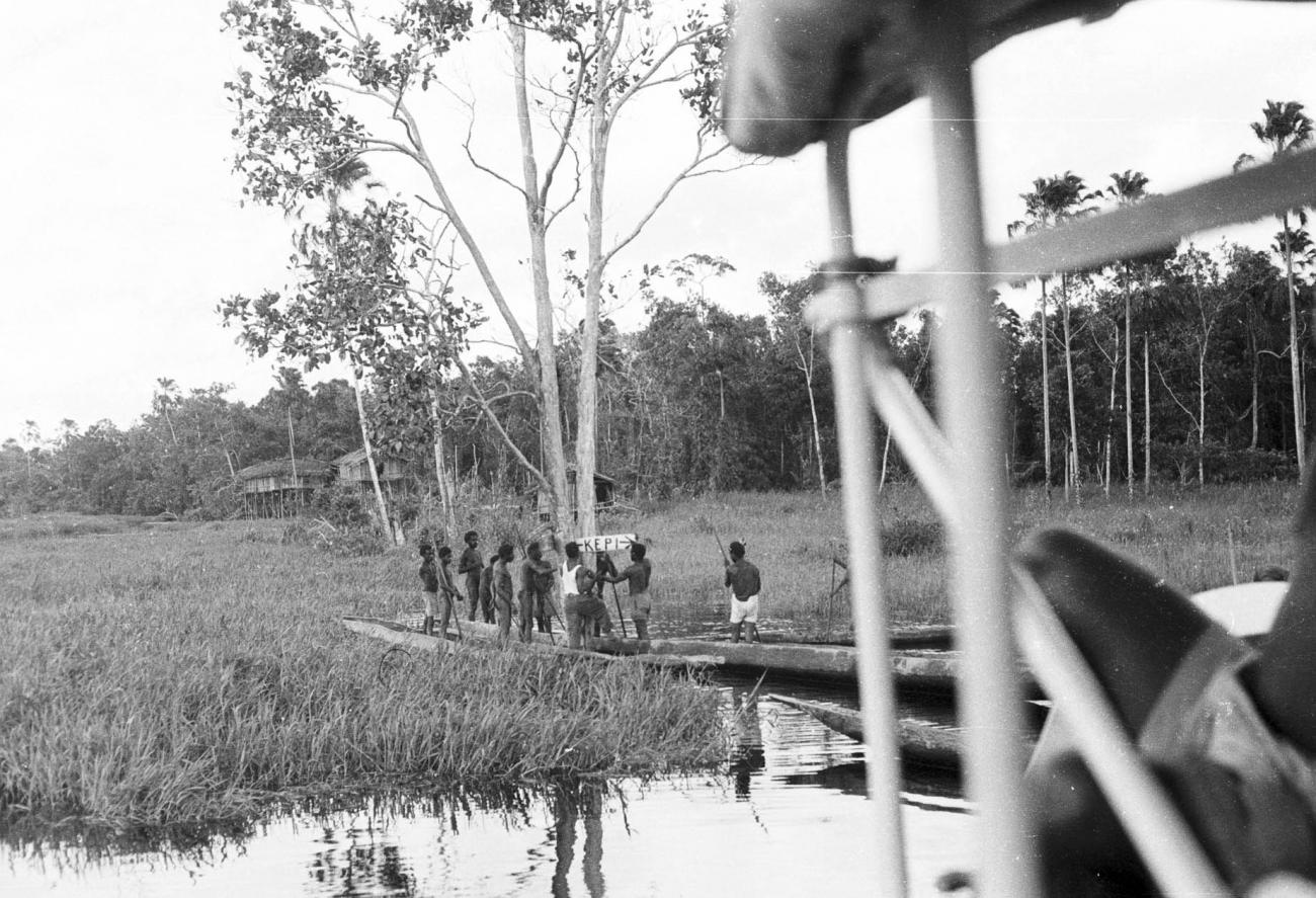 BD/133/321 - 
Tocht Merauke-Kepi-Cook: Aankomst te Kepi
