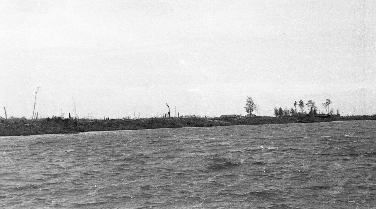BD/133/323 - 
Tocht Merauke-Kepi-Cook: Uitzicht over het water
