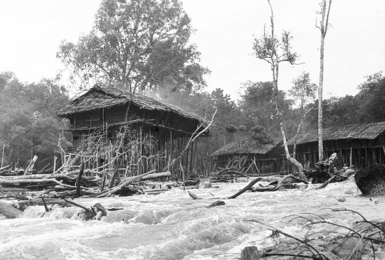 BD/133/326 - 
Tocht Merauke-Kepi-Cook: Hutten aan het water tijdens een overstroming
