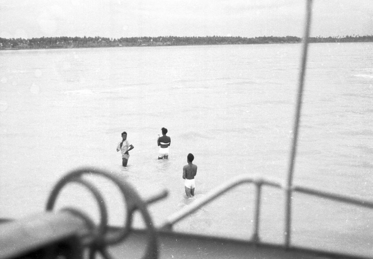 BD/133/389 - 
Mensen wadend door het water
