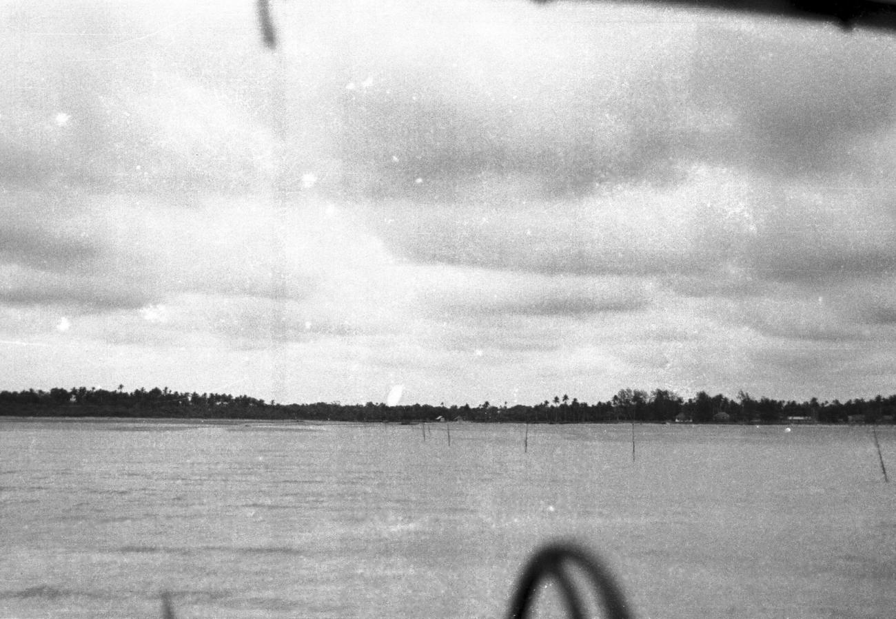 BD/133/392 - 
Panorama opname van het water
