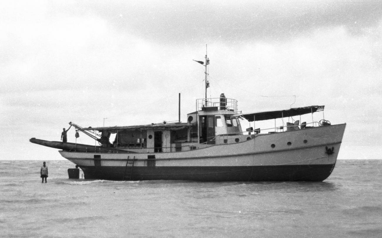 BD/133/394 - 
Boot in ondiep water

