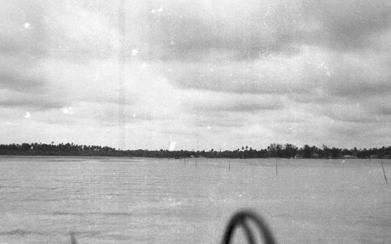 BD/133/419 - 
Opname van de oever, over het water 
