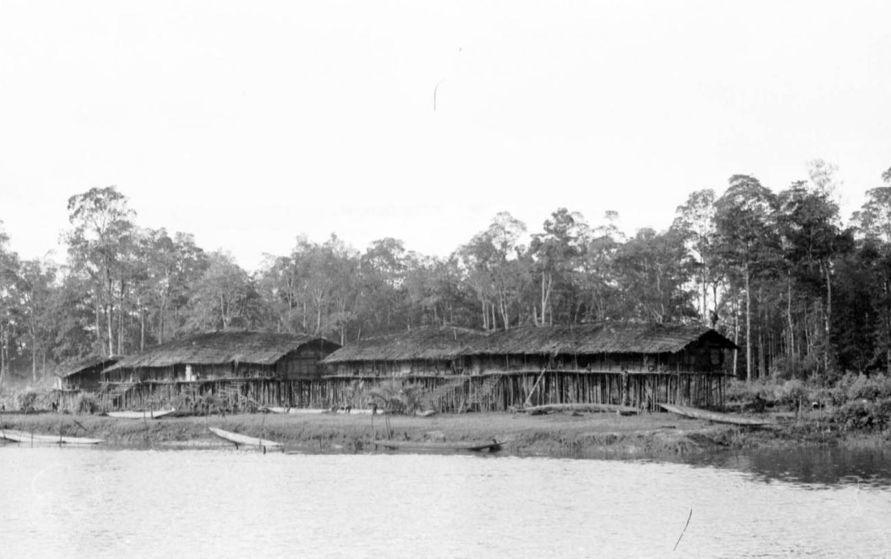 BD/133/43 -
Tocht Merauke-Kapi: Nederzetting aan de rivier