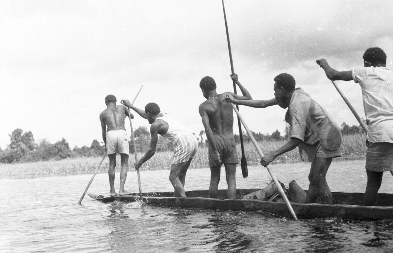 BD/133/444 - 
Tocht Merauke-Kepi-Cookrivier vv: Bemande prauwen
