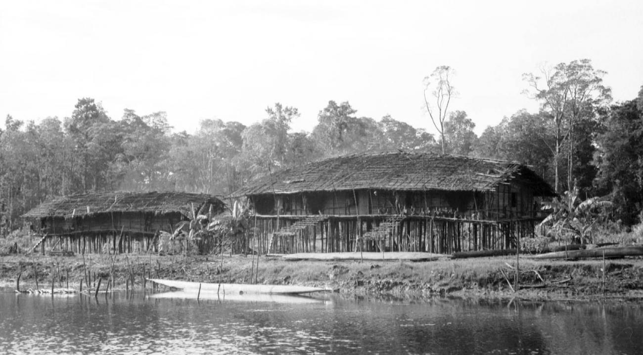 BD/133/44 -
Tocht Merauke-Kapi: Nederzetting aan de rivier