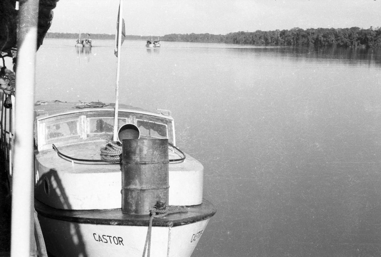 BD/133/461 - 
Een afgemeerd motorbootje
