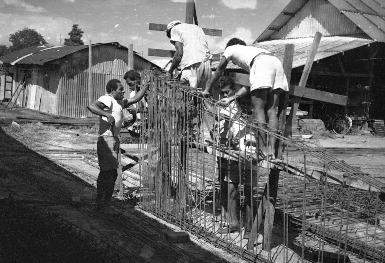 BD/133/485 - 
Arbeiders aan het werk
