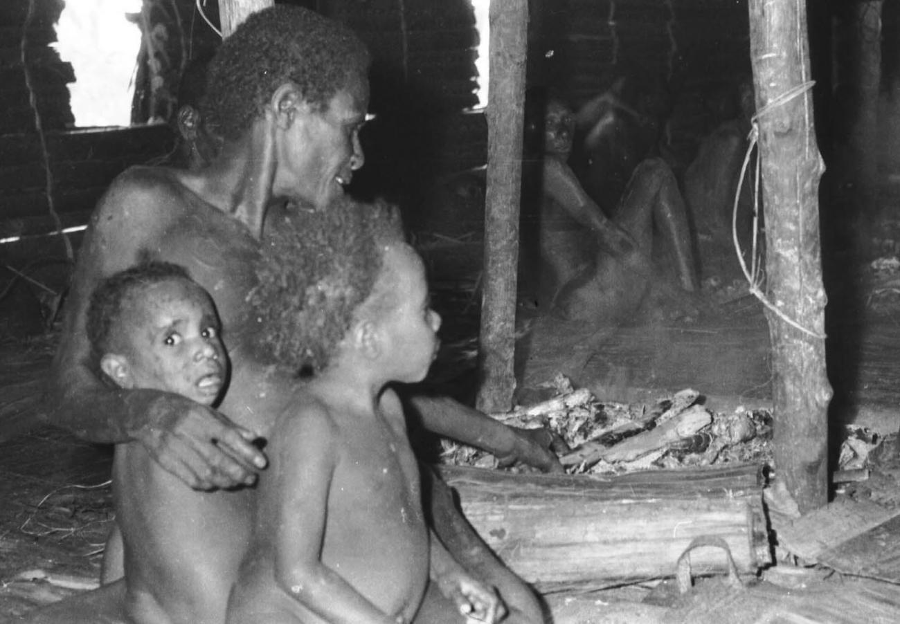 BD/133/51 -
Tocht Merauke-Kapi: Vrouw met twee kinderen in huis