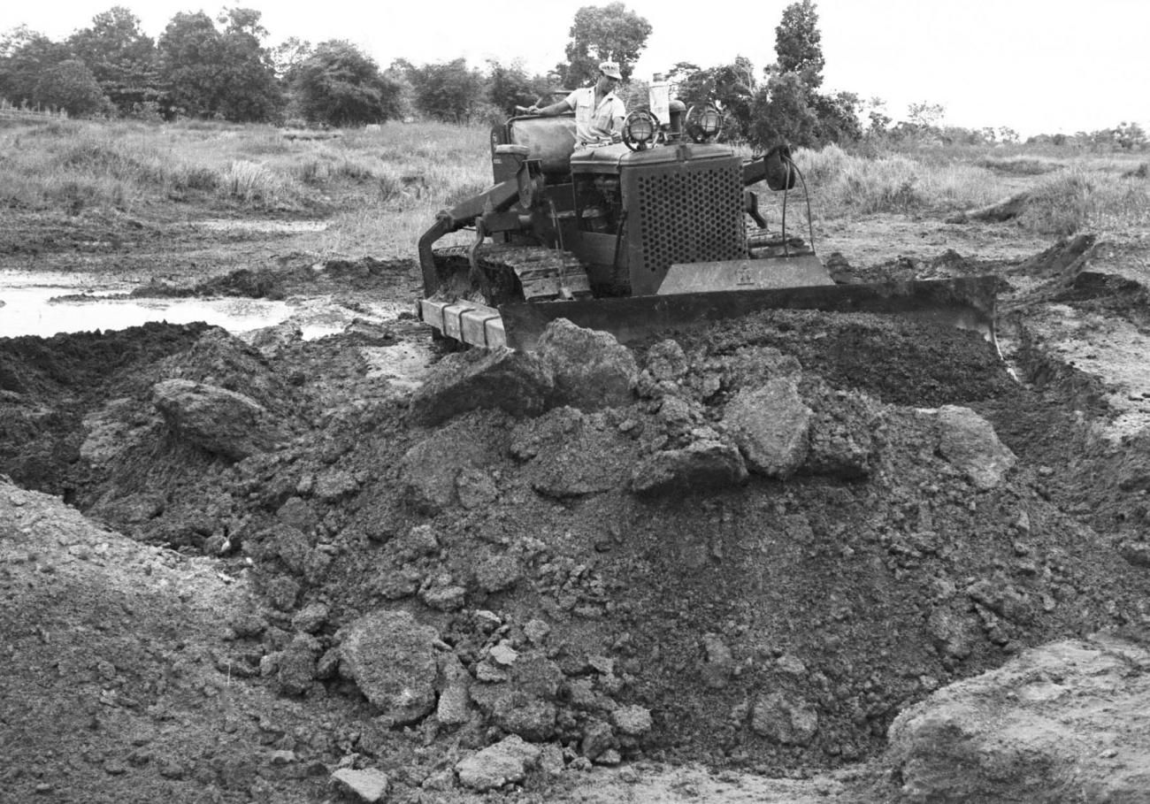 BD/133/520 - 
De bulldozer aan het werk
