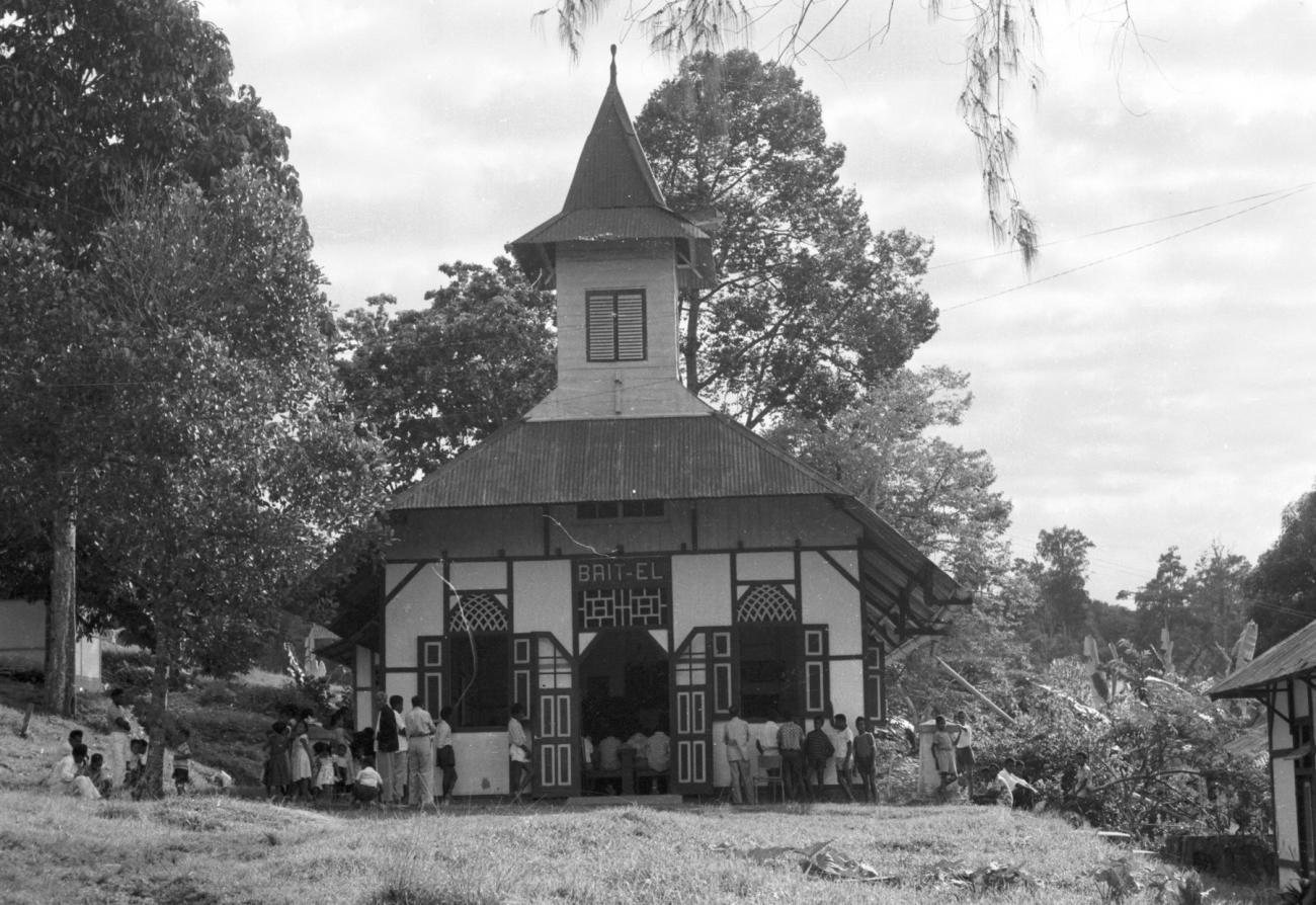 BD/133/576 - 
Kerk met kerkgangers
