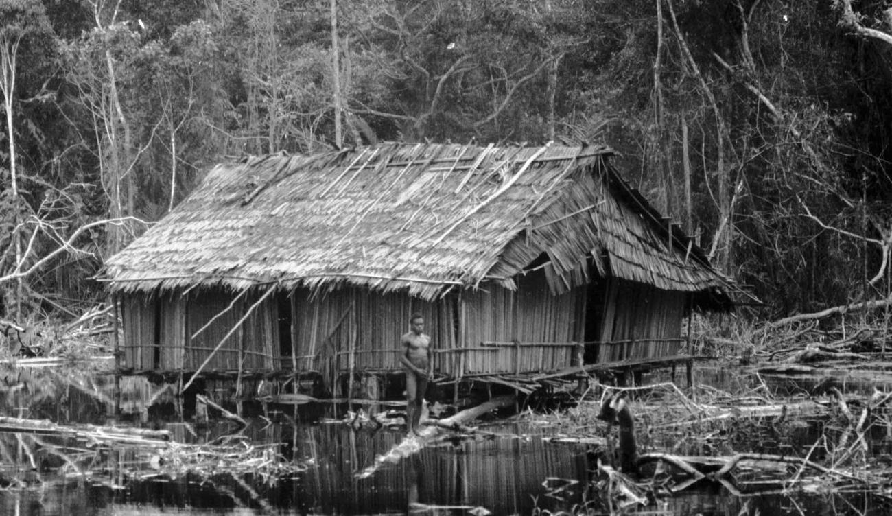 BD/133/57 -
Tocht Merauke-Kapi: Een huis aan het water