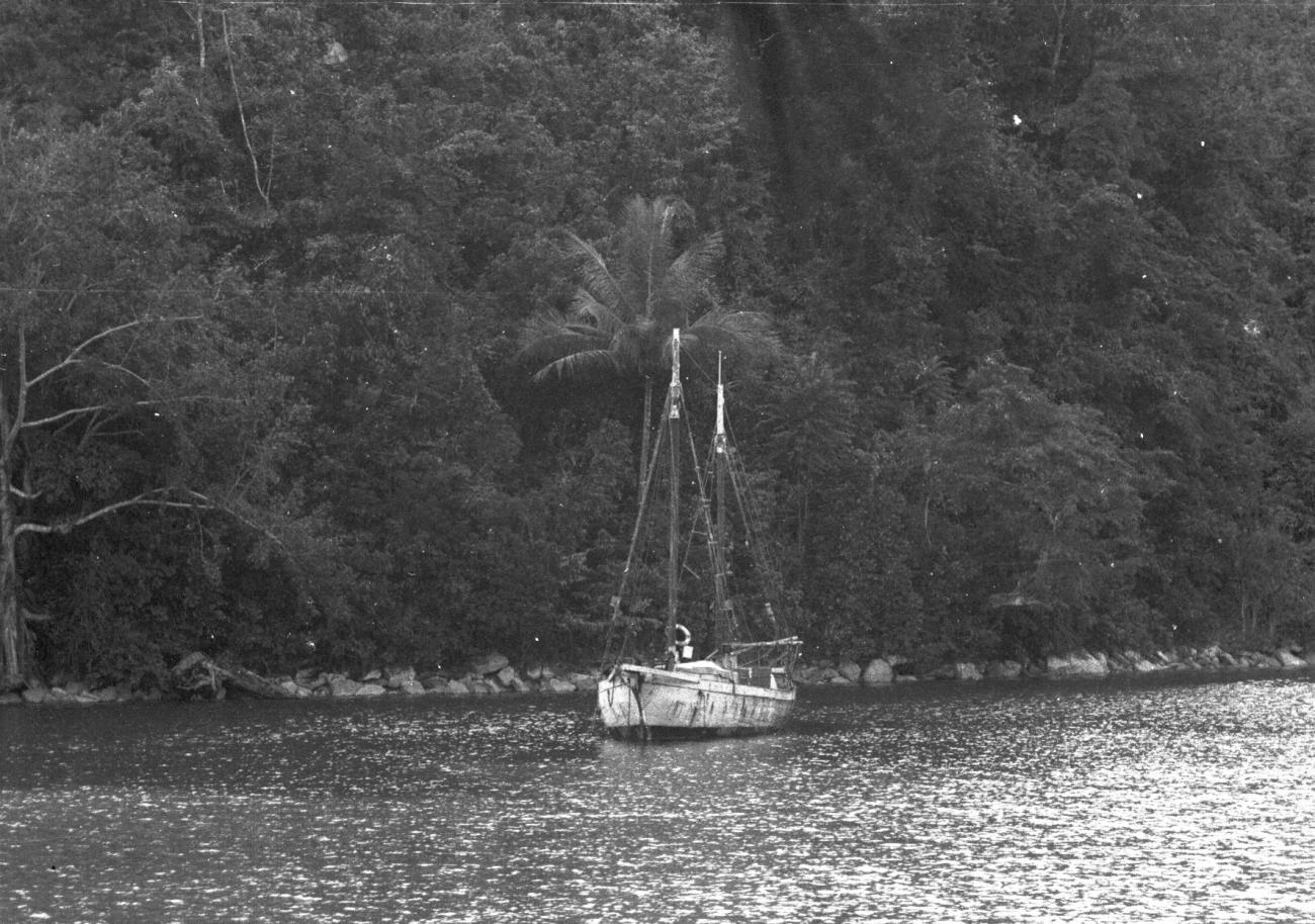 BD/133/588 - 
Boot op het water
