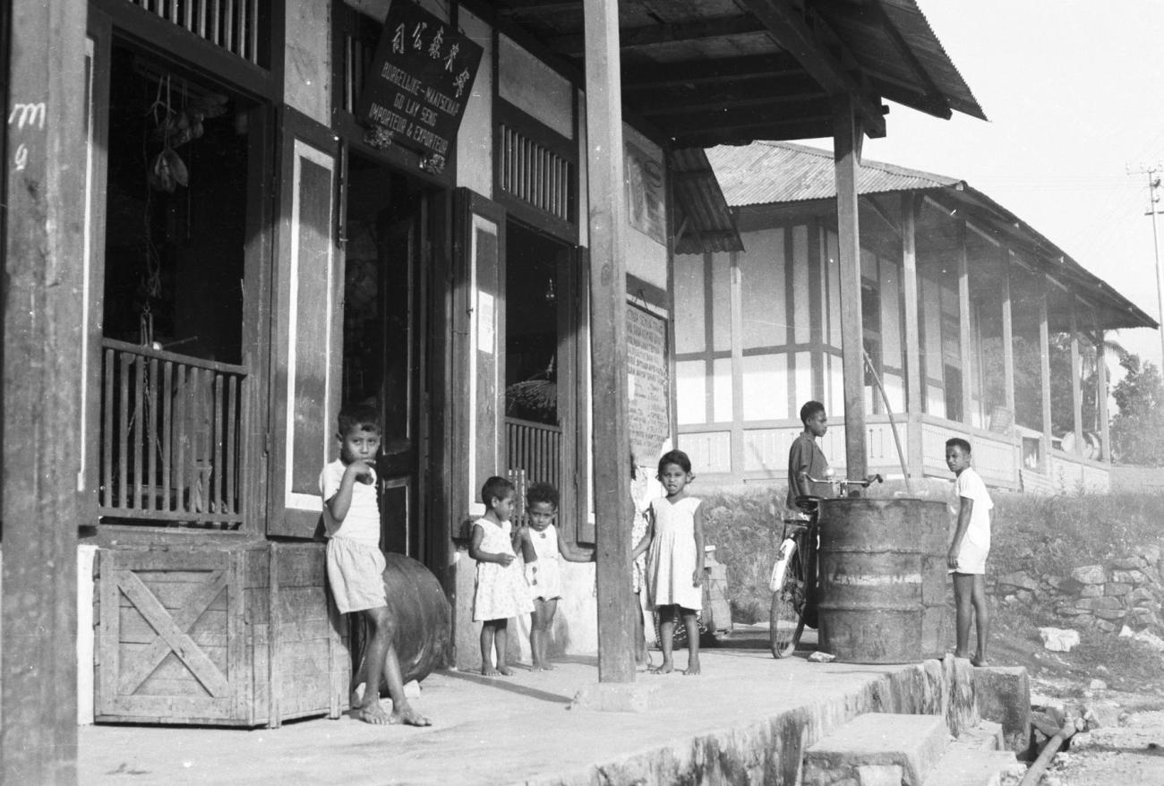 BD/133/590 - 
Kinderen op veranda voor een gebouw
