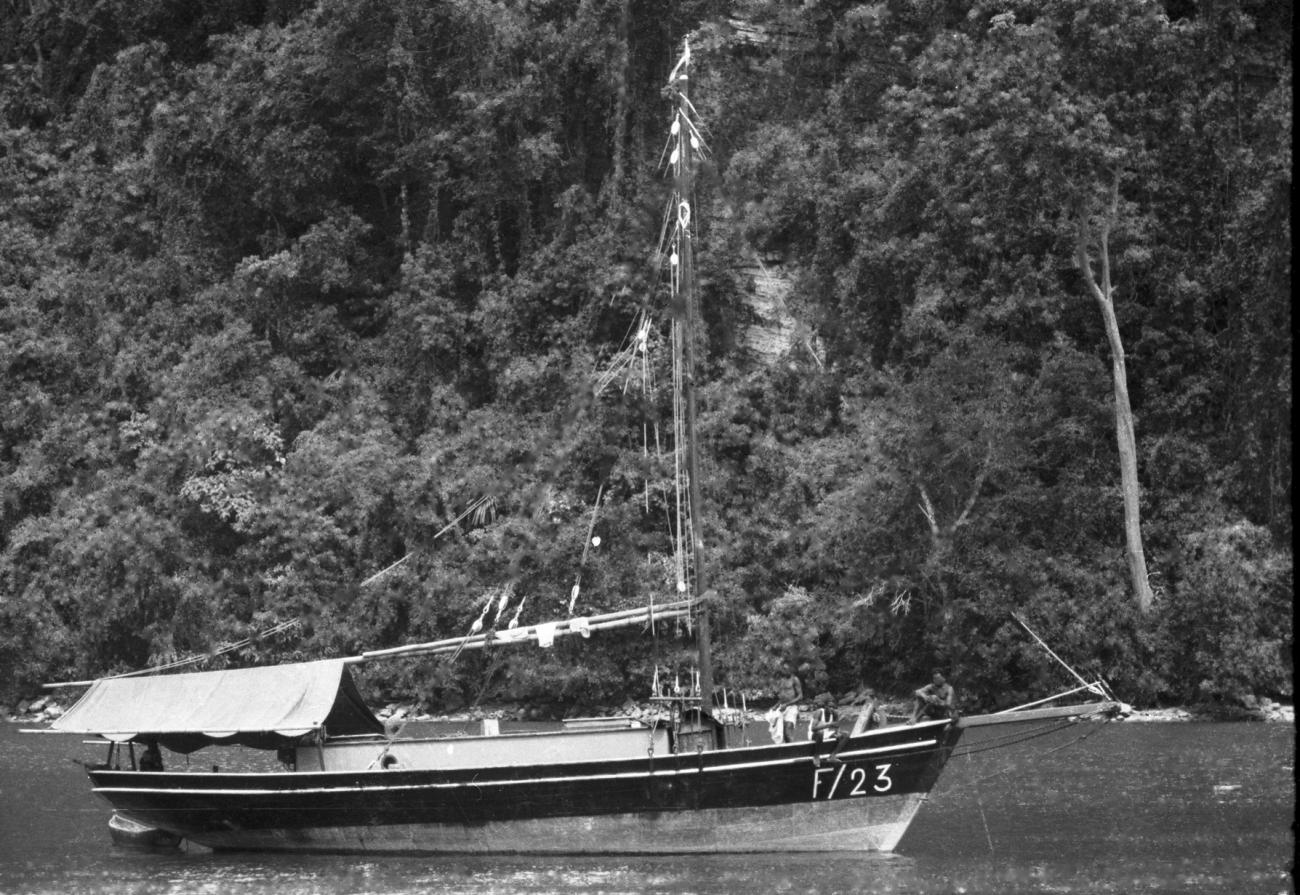 BD/133/604 - 
Boot in het water
