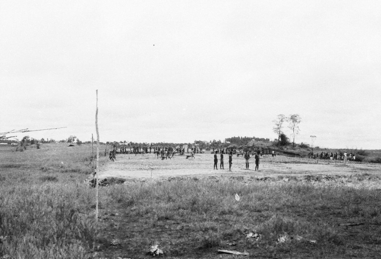 BD/133/636 - 
Groep Papoea&#039;s aan het werk op open veld of akker (mogelijk landbouw)
