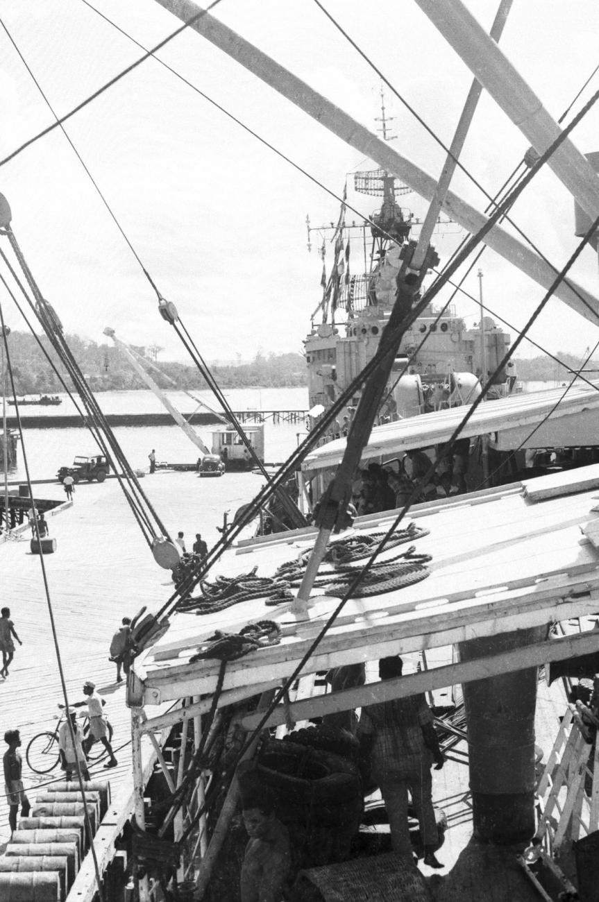 BD/133/685 - 
Schip (koopvaardij of marine) langs de kade in Hollandia
