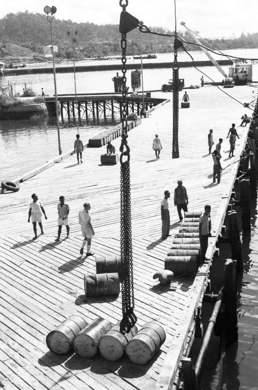 BD/133/686 - 
Overzichtsfoto van de kade in Hollandia
